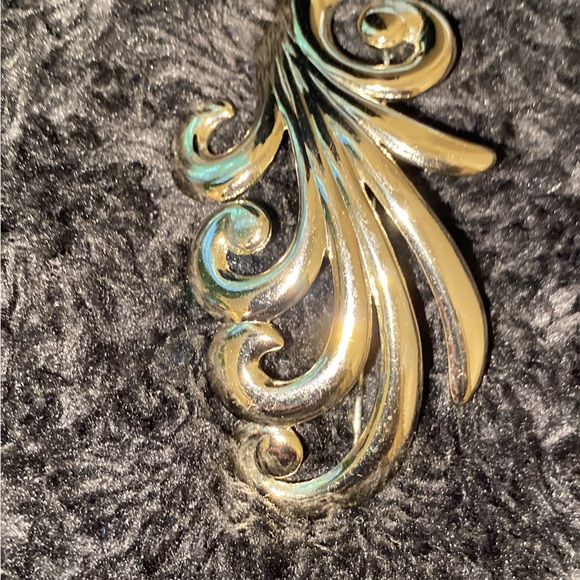 Vintage Monet Silver Toned Swirl Leaf Feather Brooch Pin - Picture 2 of 9